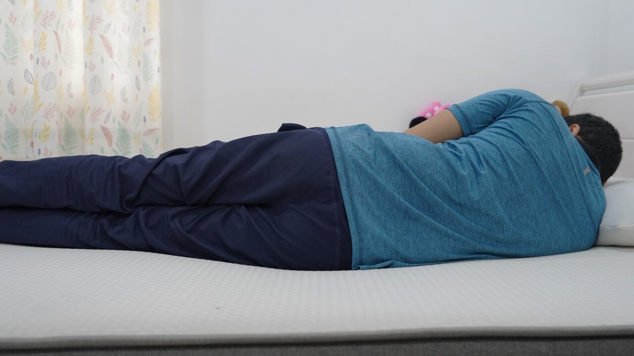 Preson sleeping on Smartgrid Luxe Mattress