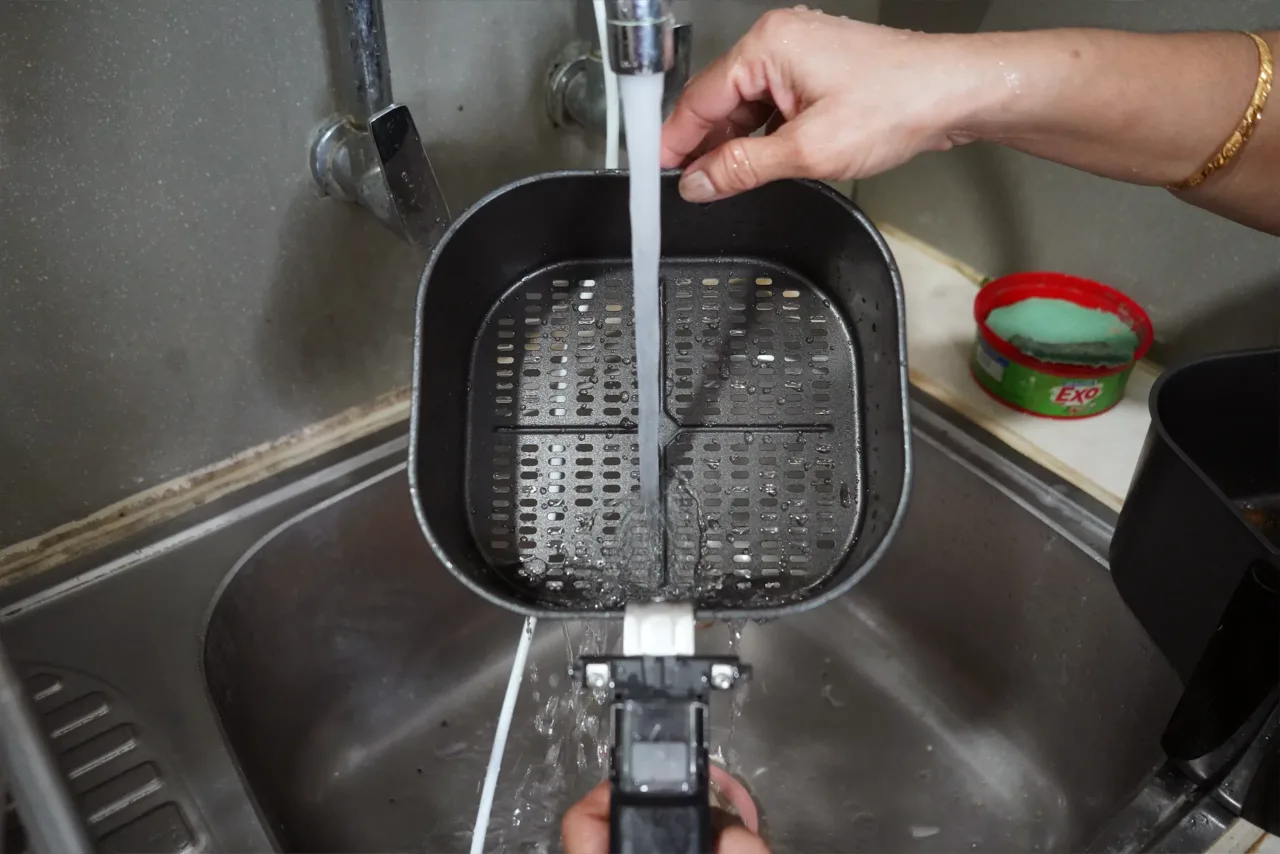 Philips air fryer basket cleaning